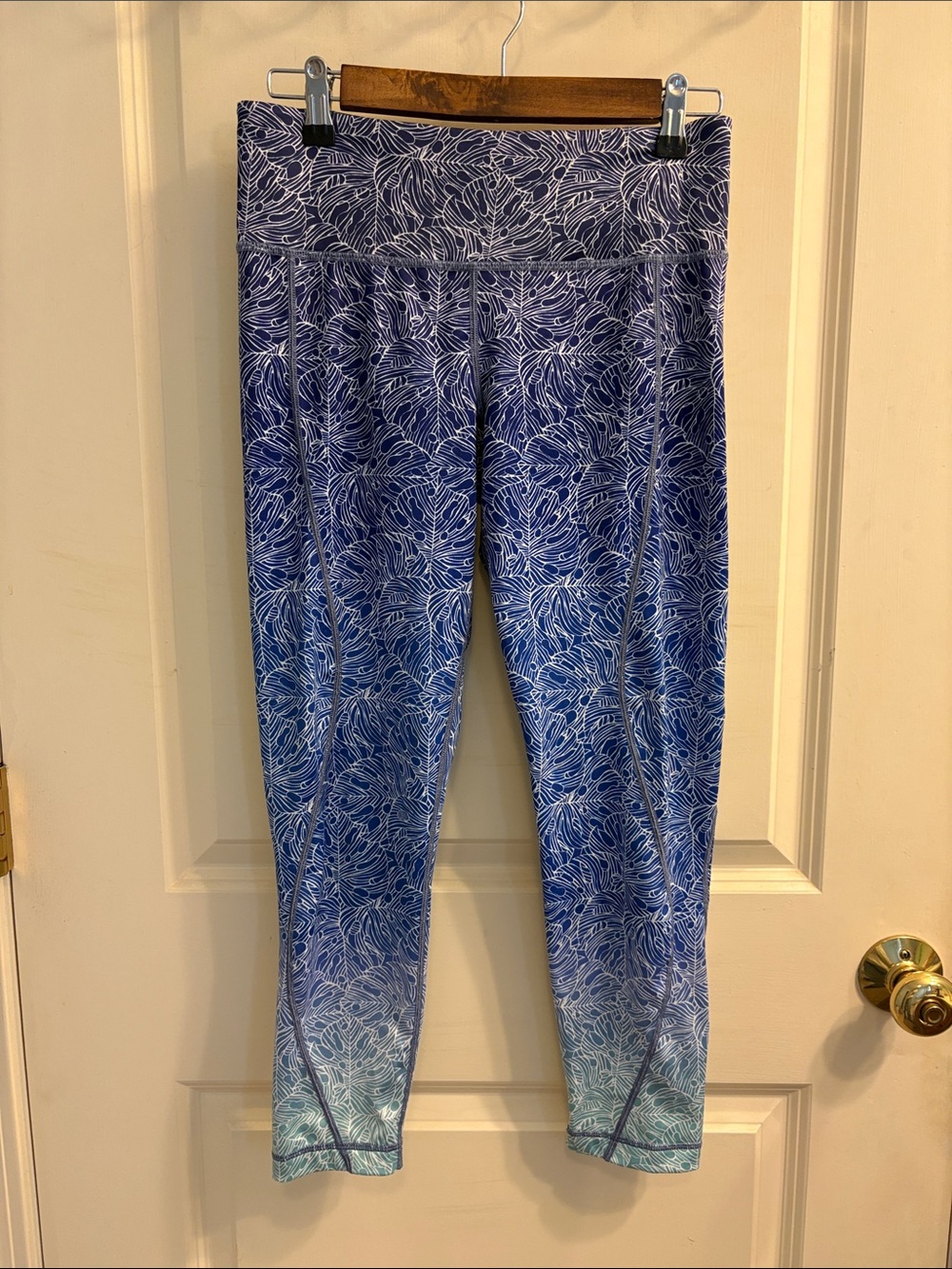 Women’s Vineyard Vines Ombre Blue Tropical Patterned Performance CroppedLeggings